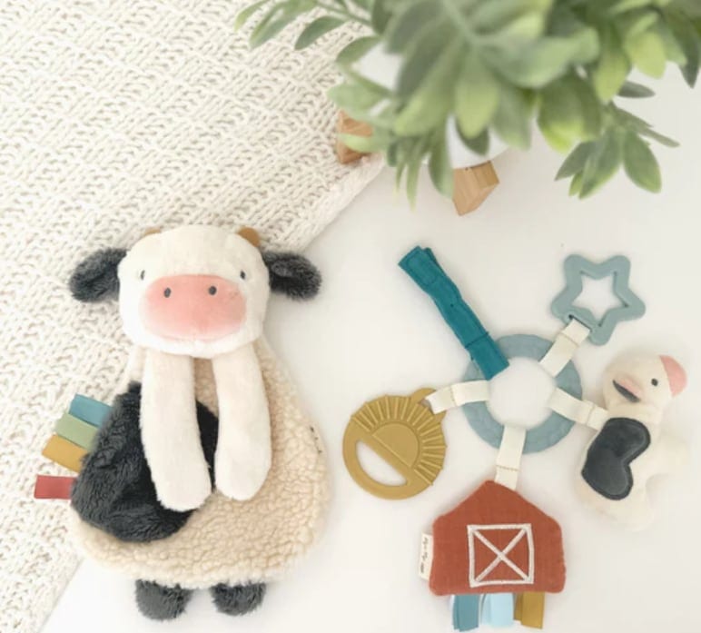 bitzy-busy-gift-set-cow-itzy-lovey-farm-bitzy-busy-ring-3.jpg